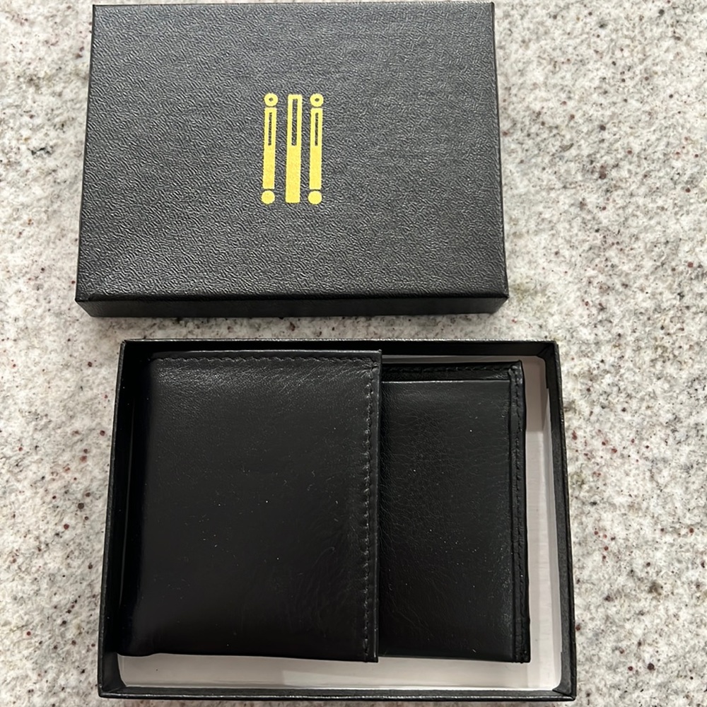 NWB ILI New York leather wallet